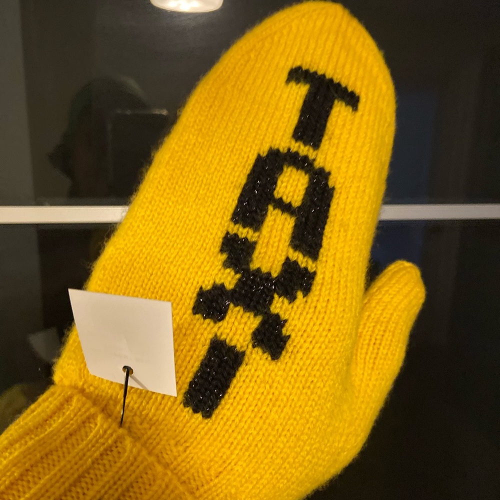 SOLD! NWT Kate Spade “Hey Taxi” mittens. Nvr worn